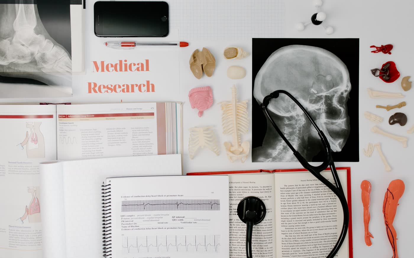 Przegląd badań klinicznych — lektura medyczna (PubMed)