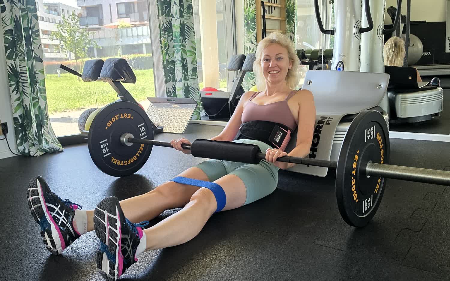 Trening siłowy z kettlebellem — jasne studio